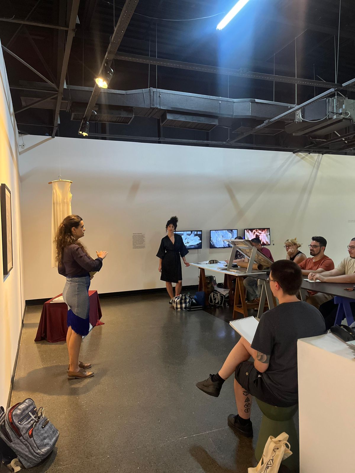 Larissa Baruzzo conduzindo uma aula
