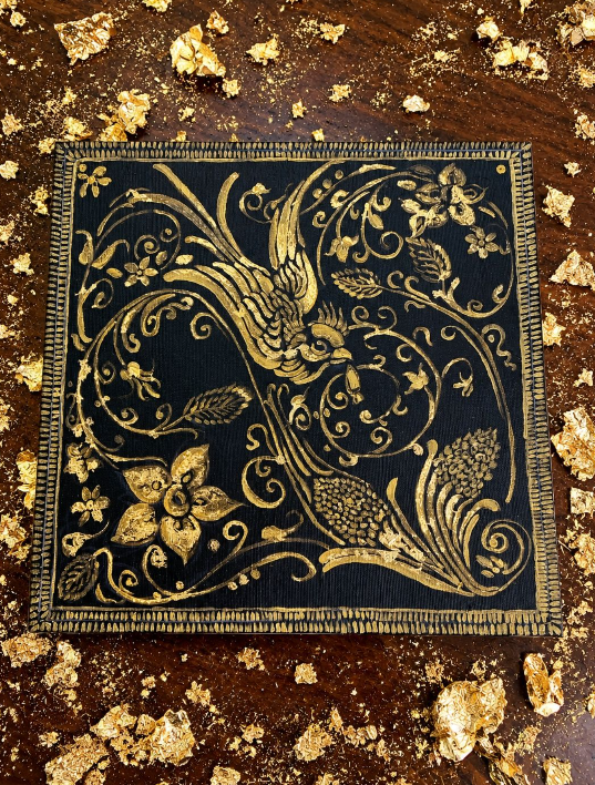 Ouro do Atlântico III — Gralha — ornamento em ouro sobre fundo escuro