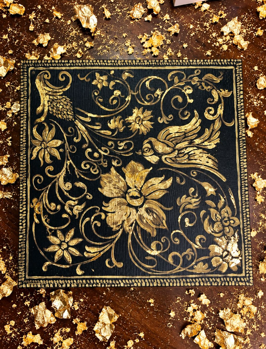 Ouro do Atlântico IV — Jardim Paranaense — ornamento em ouro sobre fundo escuro