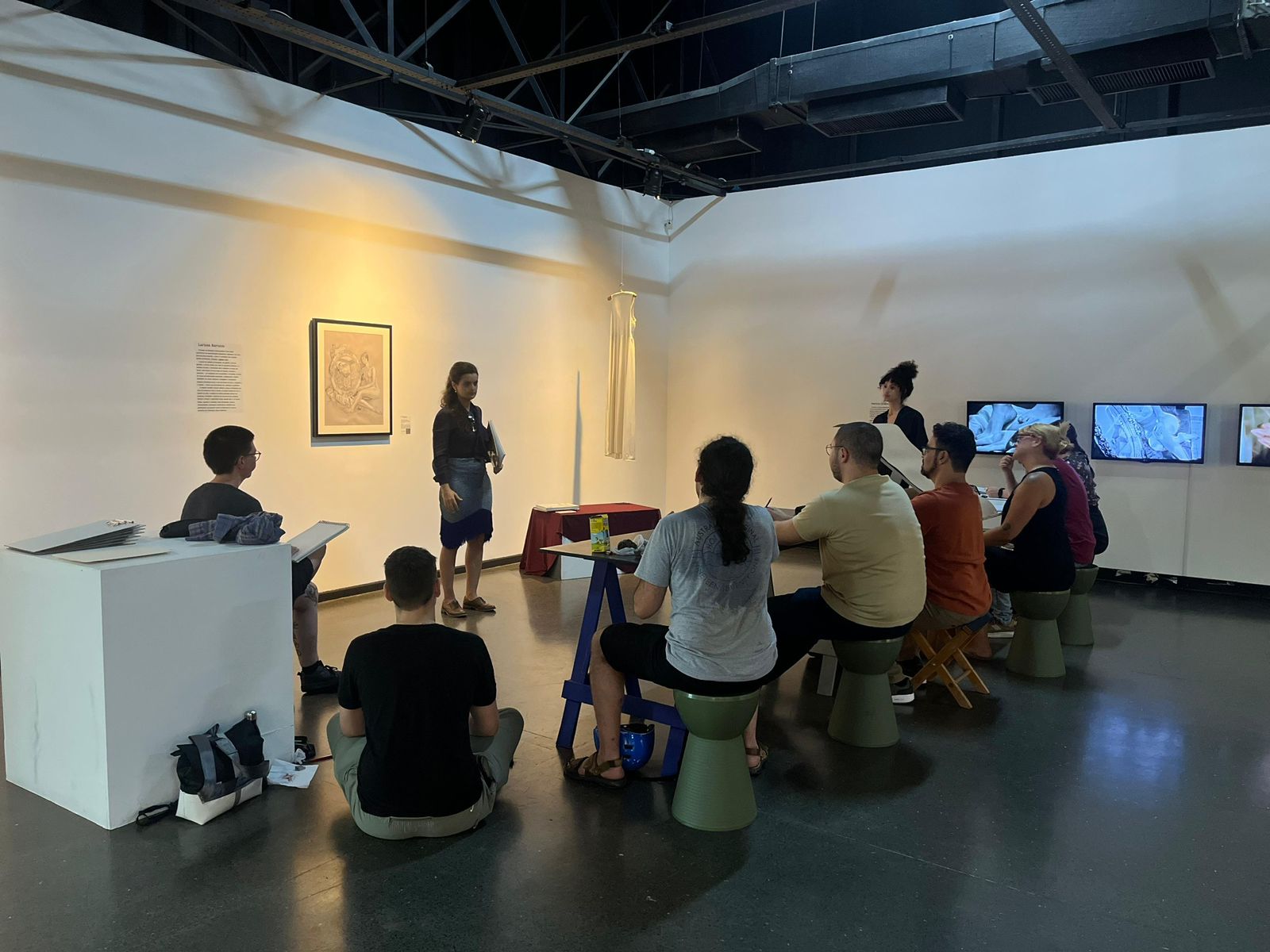 Aula de desenho conduzida por Larissa Baruzzo em espaço expositivo